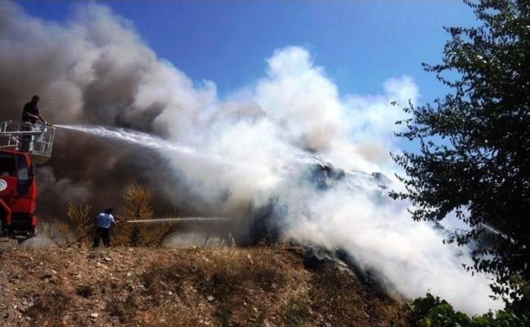 Manisa'da Saman Y&uuml;kl&uuml; Kamyon Seyir Halindeyken Yandı