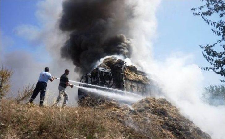 Manisa'da Saman Yüklü Kamyon Seyir Halindeyken Yandı G2