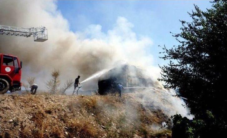 Manisa'da Saman Yüklü Kamyon Seyir Halindeyken Yandı G3