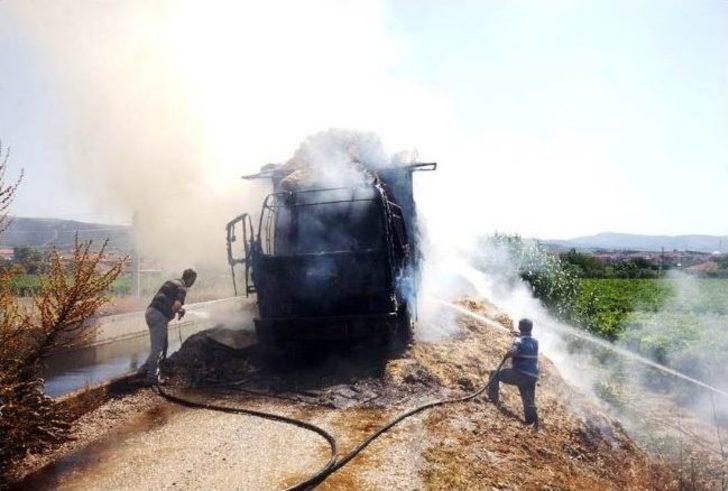 Manisa'da Saman Yüklü Kamyon Seyir Halindeyken Yandı G4
