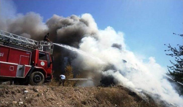 Manisa'da Saman Yüklü Kamyon Seyir Halindeyken Yandı G5