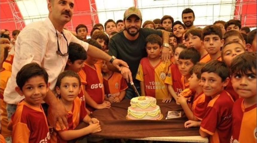 Sel&ccedil;uk İnan Galatasaray Futbol Okulu'nu Ziyaret Etti