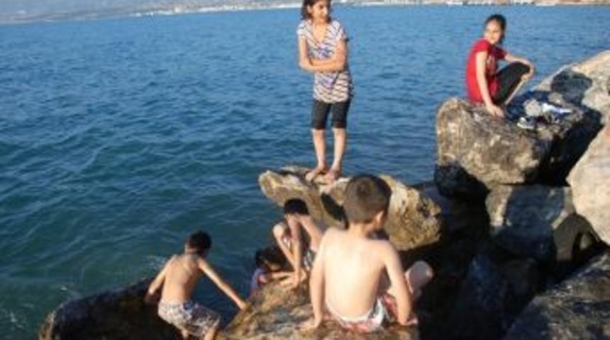 Sıcaktan Bunalan &Ccedil;ocuklar Kendilerini Denize Attı