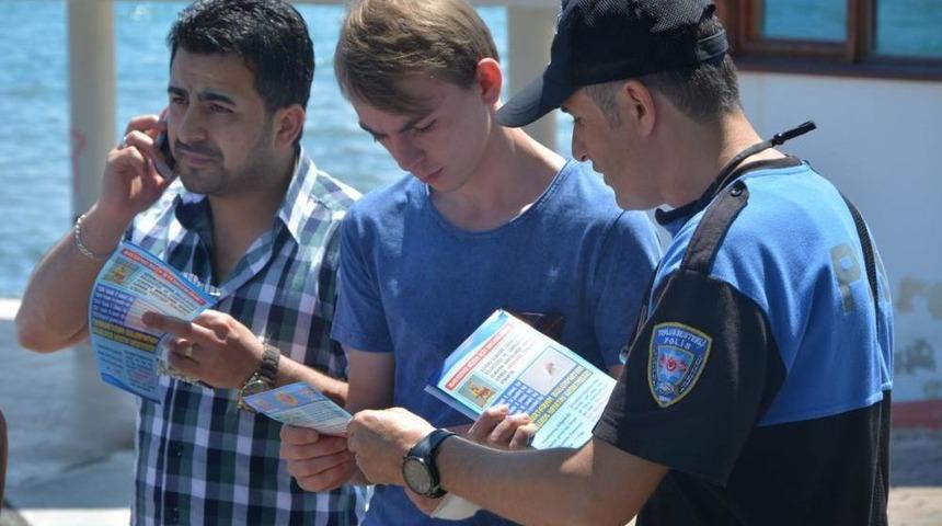 Polisler Boğulmalara Karşı Broş&uuml;r Dağıttı