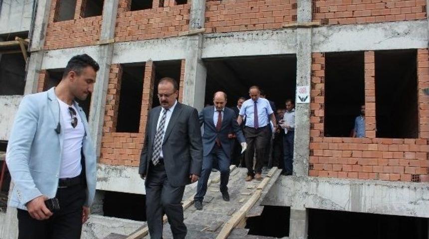 Vali Canbolat Okul İnşaatlarında İncelemelerde Bulundu