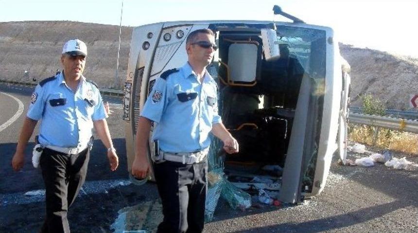 Turist Kafilesini Taşıyan Otob&uuml;s Devrildi: 16 Yaralı