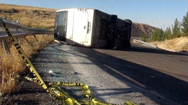 Turist Kafilesini Taşıyan Otobüs Devrildi: 16 Yaralı