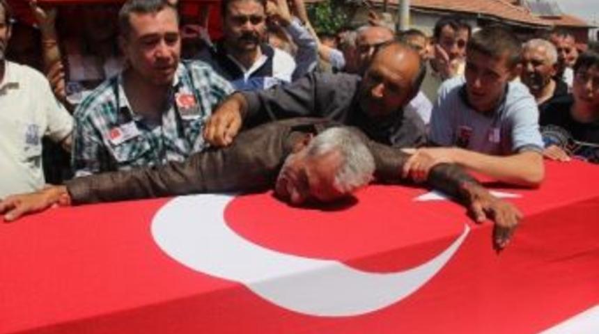 Otelde &Ouml;l&uuml; Bulunan Şahıs Şehit Oğlunun Yanına Defnedildi