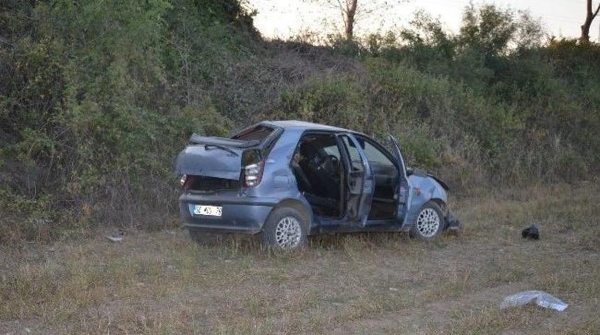 Otomobil Tarlaya U&ccedil;tu: 4 Yaralı