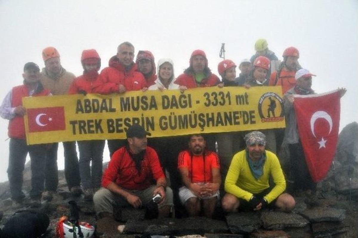 İstanbul'dan Gelip G&uuml;m&uuml;şhane Dağlarını Gezdiler