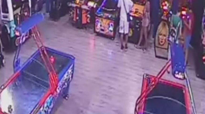 Turist &Ccedil;ift Telefon &Ccedil;aldı