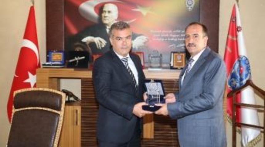 Emniyet'ten G&ouml;lbaşı Belediye Başkanı Duruay'a Plaket