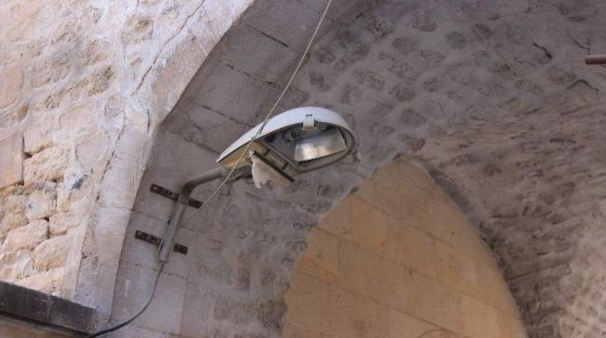 Aydınlatma Lambalarına Zarar Veriliyor