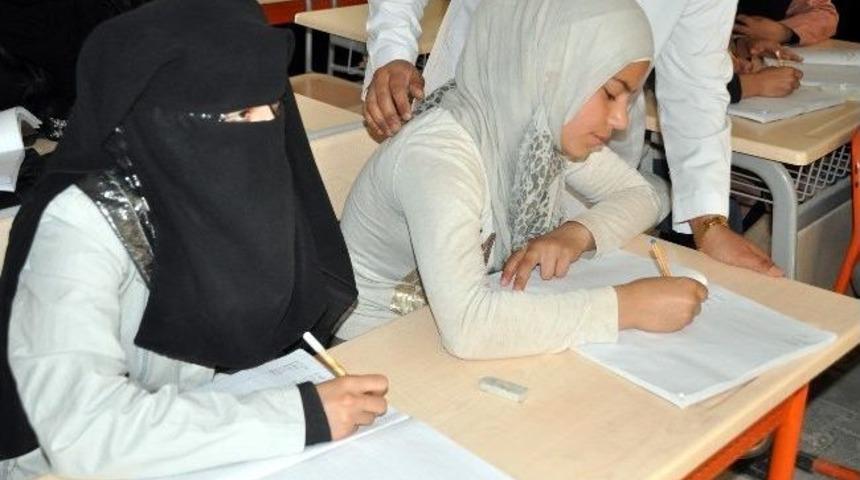 Suriyelilere T&uuml;rk&ccedil;e Kursu Veriliyor