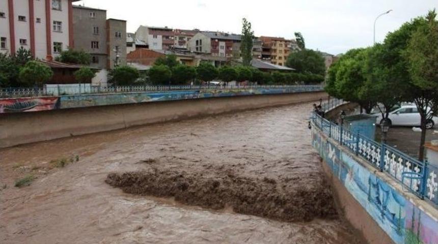 Kuraklık Nedeniyle Kuruyan Oltu &Ccedil;ayını Sel Suları Doldurdu