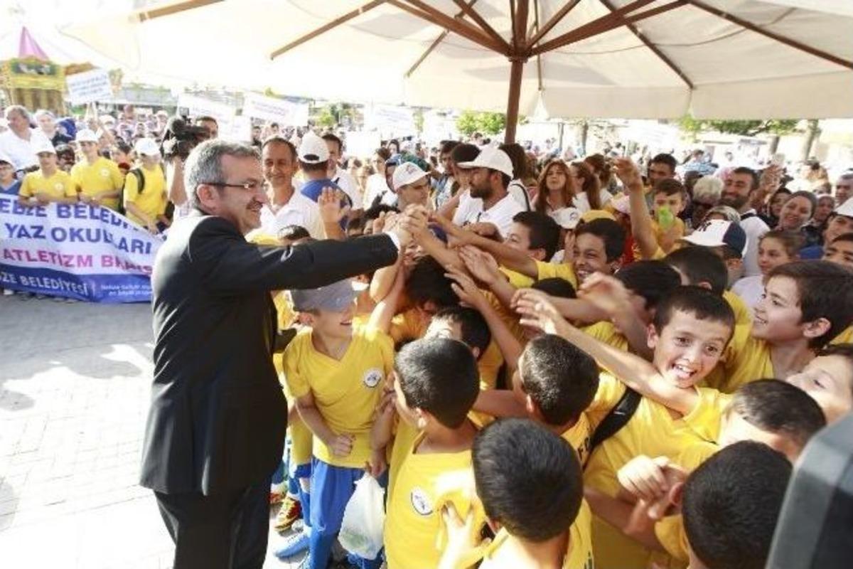Gebze'de Yaz Spor Okulları Kortej Y&uuml;r&uuml;y&uuml;ş&uuml;yle Start Aldı