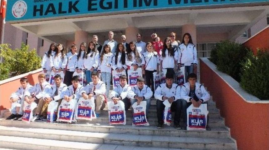 Başarılı Sporculara Hediye Verildi