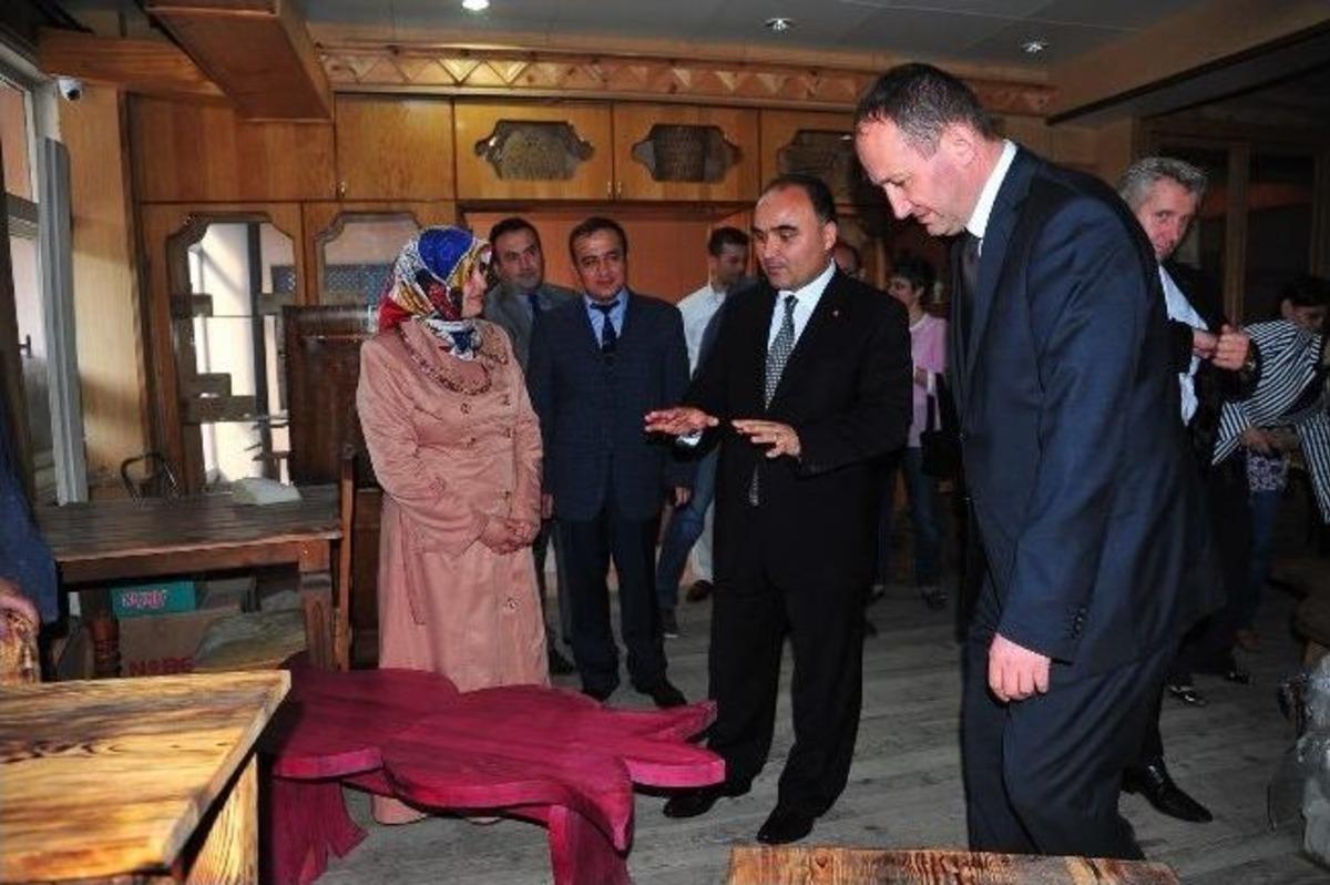 Vali G&uuml;naydın, El Sanatları Merkezini Ziyaret Etti