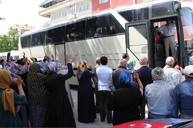 Umre Yolcuları, Dua Ve Gözyaşları İle Uğurlandı