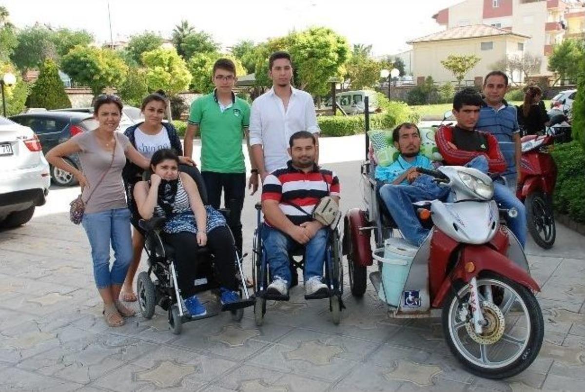 Engellilerden Didim Belediyesi &Ouml;n&uuml;nde Oturma Eylemi