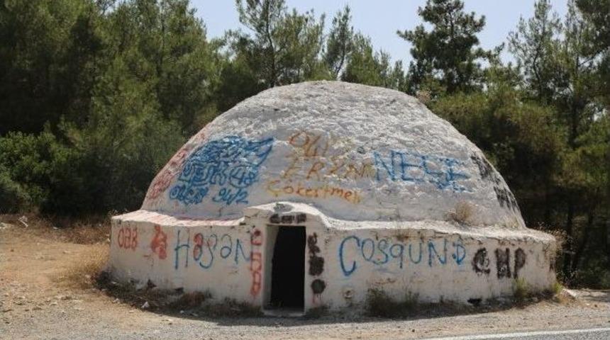 Milas'ta Tarihi Sarnı&ccedil; Karalama Duvarı Oldu