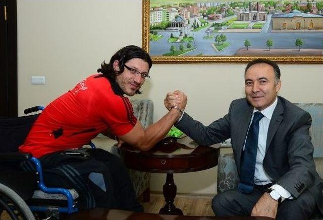 Şampiyon Sporcudan Vali Altıparmak a Ziyaret 1
