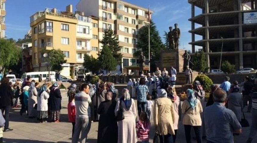 Umre Yolcuları Dualarla Uğurlandı