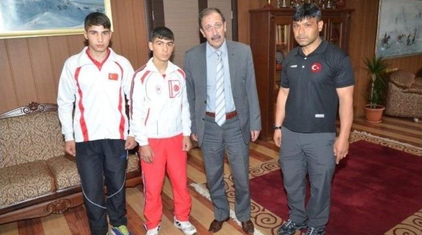 Şampiyon Boks&ouml;rler Turnuva &Ouml;ncesi Başkan Bulutlar&rsquo;ı Ziyaret Etti