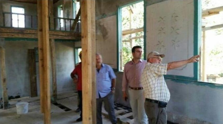 Ak&ccedil;akoca G&ouml;ktepe K&ouml;y&uuml;ndeki Tarihi Caminin Restorasyon &Ccedil;alışmaları İncelendi