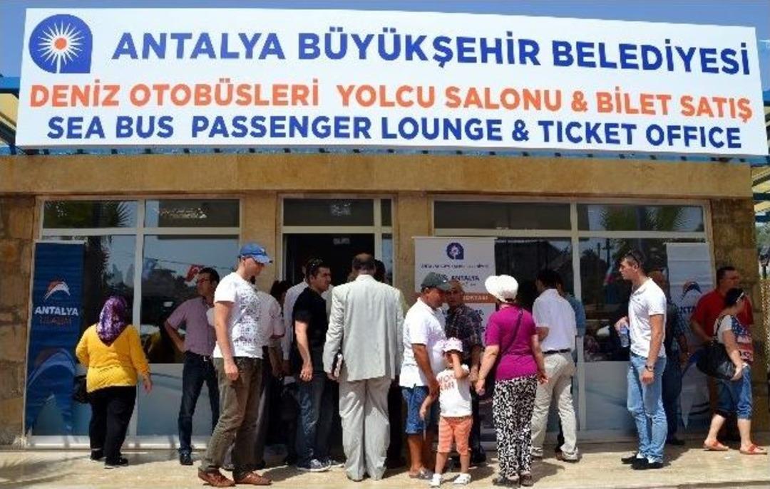 İlk Deniz Otob&uuml;s&uuml; Seferi İzdihamla Başladı