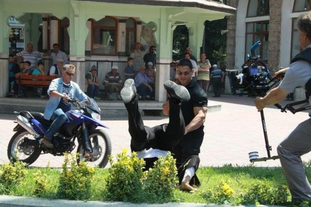 Cami Avlusunda Aksiyon Filmi