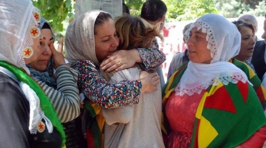 &Ouml;rg&uuml;te Katılan 'kırmızı Fularlı Kız'ın Annesi Diyarbakır&rsquo;da