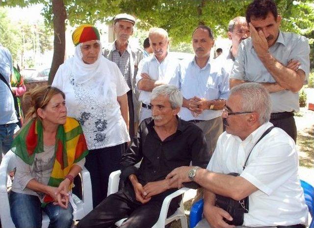 Örgüte Katılan 'kırmızı Fularlı Kız'ın Annesi Diyarbakır’da