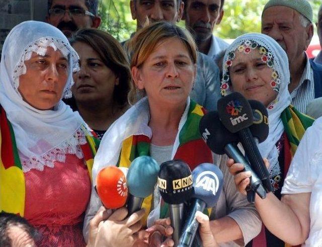 Örgüte Katılan 'kırmızı Fularlı Kız'ın Annesi Diyarbakır’da