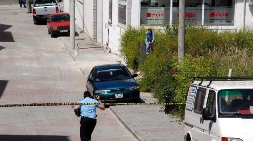 Bomba Ş&uuml;phesine Aldırmadan Otomobiline Koştu