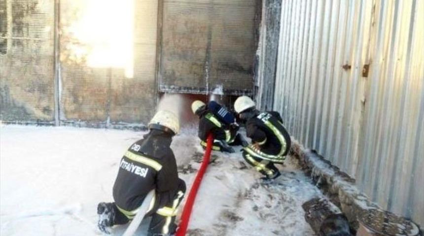 Sanayi'deki Yangın G&uuml;&ccedil;l&uuml;kle S&ouml;nd&uuml;r&uuml;ld&uuml;