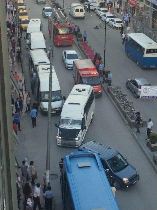 Yangına Giden İtfaiye Araçları Trafiğe Takıldı