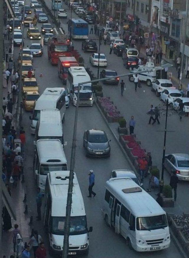 Yangına Giden İtfaiye Araçları Trafiğe Takıldı