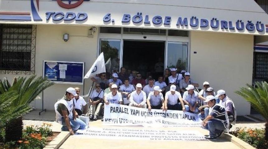 Demiryolu Sendikacıları Tcdd B&ouml;lge M&uuml;d&uuml;rl&uuml;ğ&uuml; &Ouml;n&uuml;nde Oturma Eylemi Yaptı