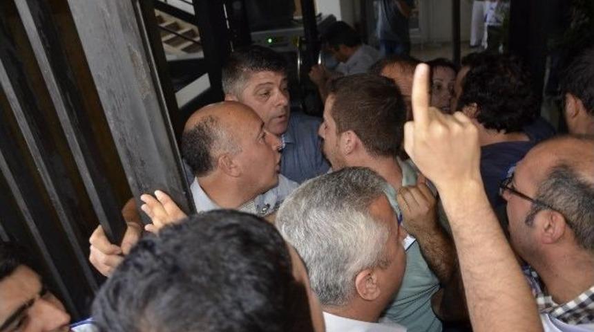 İzmir'de İş&ccedil;iler Belediye Binasını Bastı