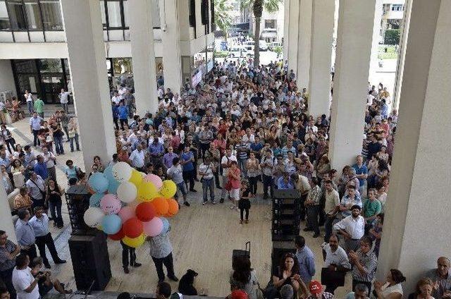 İzmir'de İşçiler Belediye Binasını Bastı