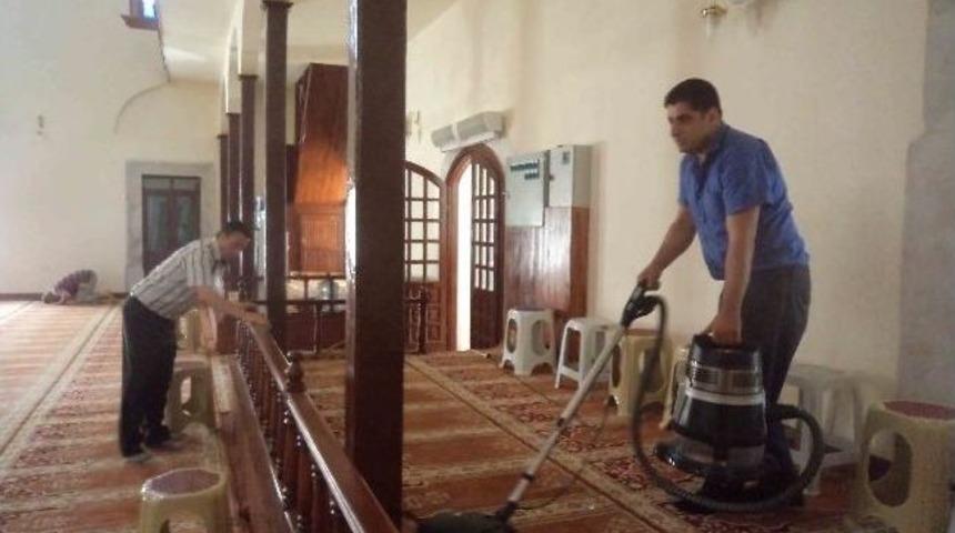 Kuşadası&rsquo;ndaki Camilerde Ramazan Temizliği