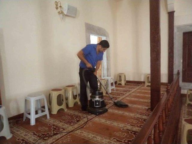 Kuşadası&rsquo;ndaki Camilerde Ramazan Temizliği 1