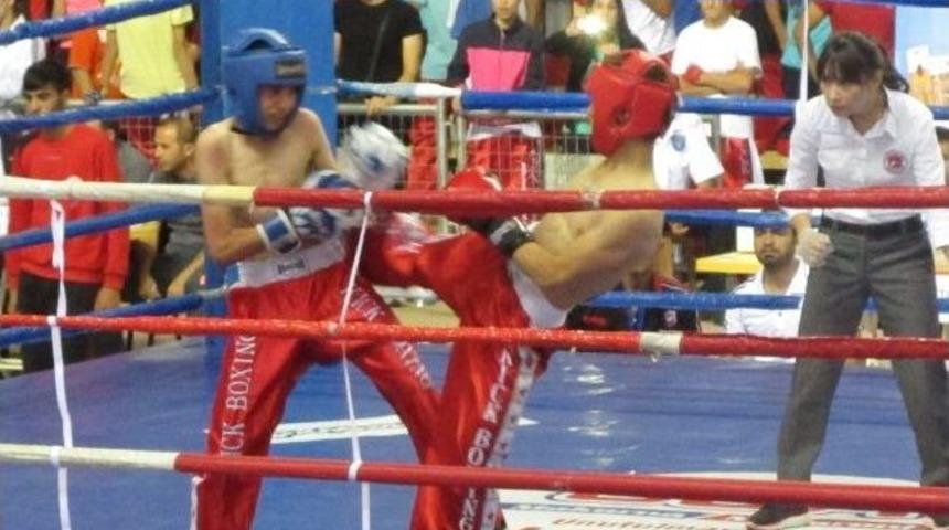 Kick Bokscular Madalyalar İle D&ouml;n&uuml;yor