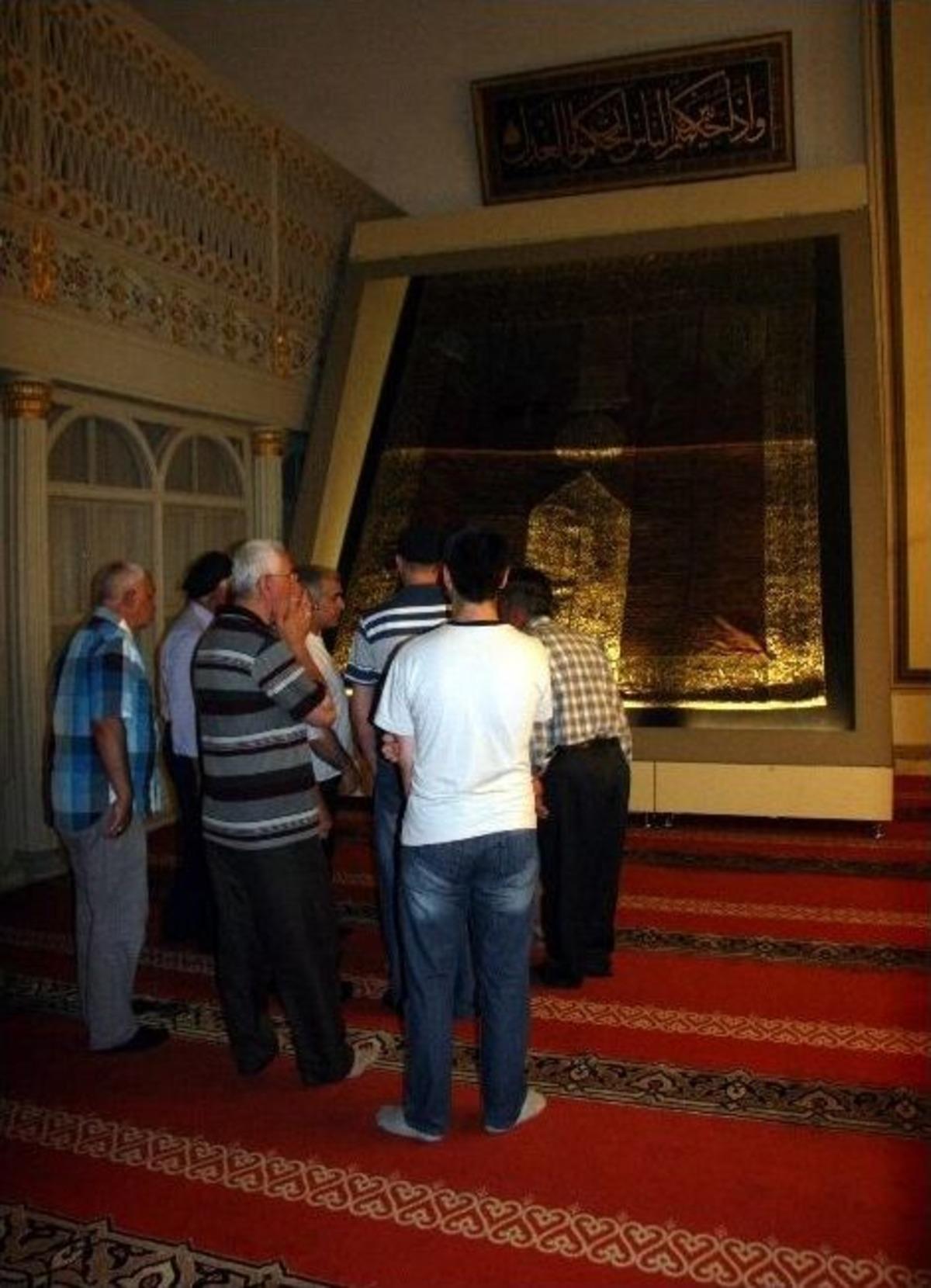 500 Yıllık Kabe-i Şerif &Ouml;rt&uuml;s&uuml; Ulucami&rsquo;ye Asıldı