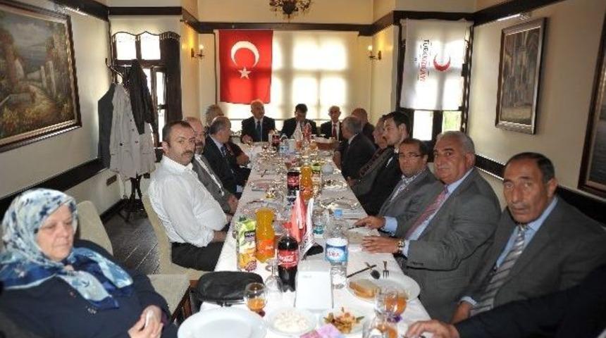 Kızılay&rsquo;dan D&uuml;zenli Kan Bağışlayanlara Madalya