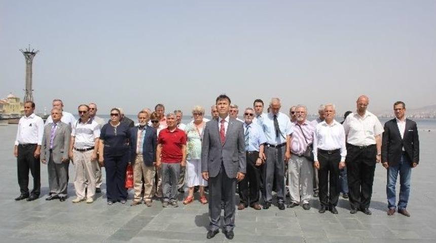 Dsp İzmir'in Yeni Y&ouml;netimi Atat&uuml;rk Anıtı'na &Ccedil;elenk Koydu