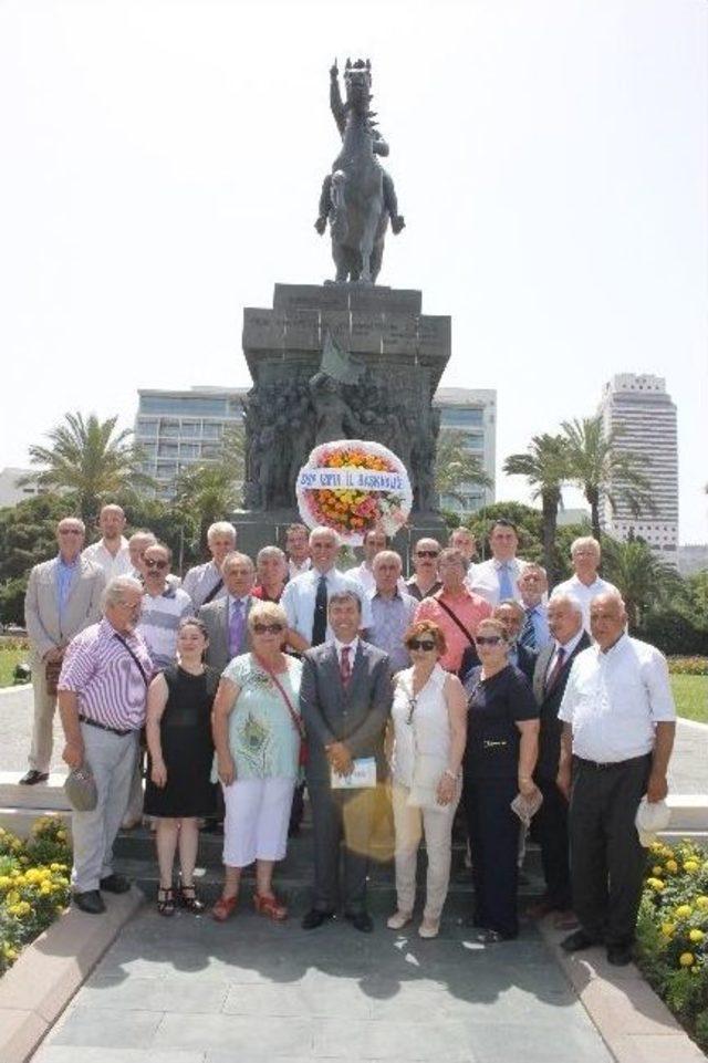 Dsp İzmir in Yeni Y&ouml;netimi Atat&uuml;rk Anıtı na &Ccedil;elenk Koydu 1