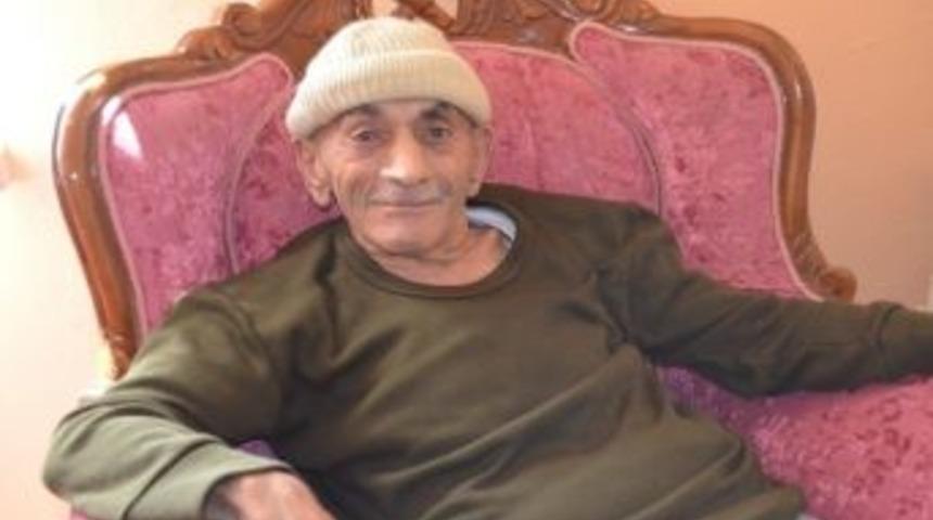 Huzurevine Yerleştirilen Yaşlı Adamın Y&uuml;z&uuml; G&uuml;ld&uuml;