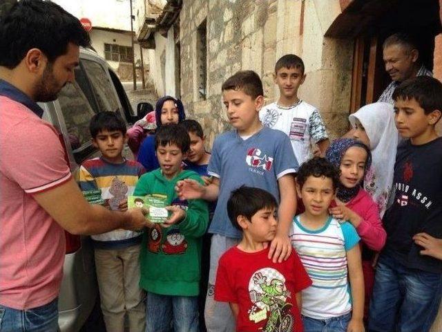 Tokat’ta Kur’an Kursuna Giden Çocuklara Hediye